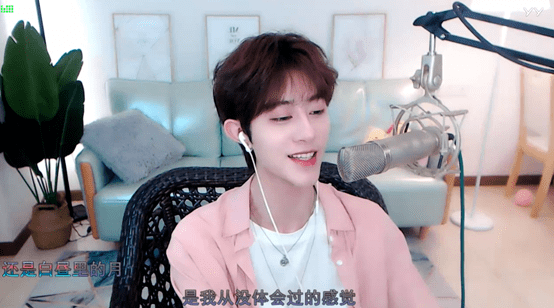 一个月暴涨百万粉丝 这位叫月狸li的小奶狗网红究竟是谁?