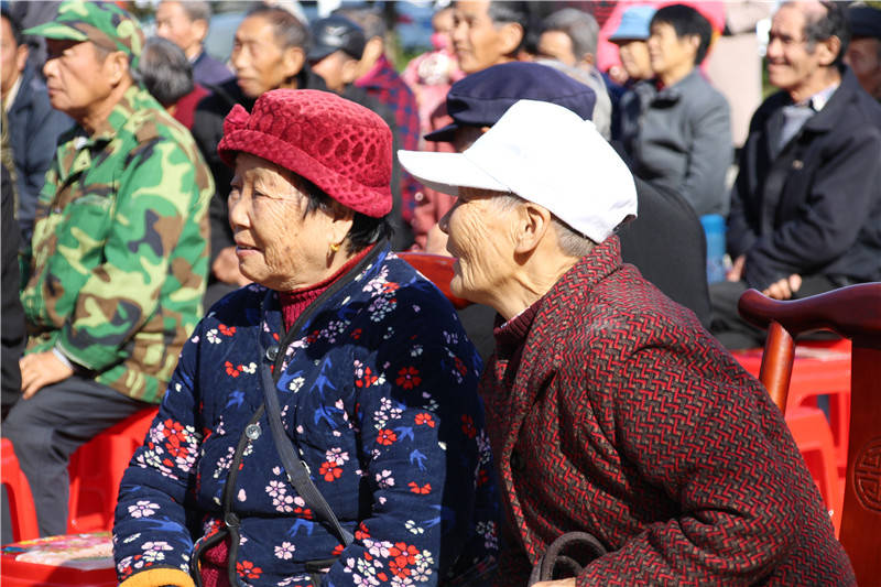 浓浓敬老情常德市武陵区新坡社区开展欢度重阳节文艺活动