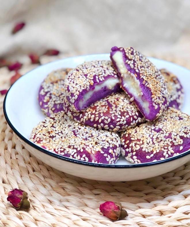 13,出锅啦,好看又好吃的紫薯山药饼做好啦;12,翻一面继续煎,煎到两面