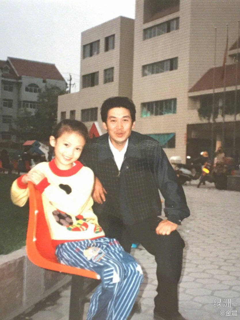 金晨社交平台晒出儿时家庭照俏皮可人,女儿们的恋爱即