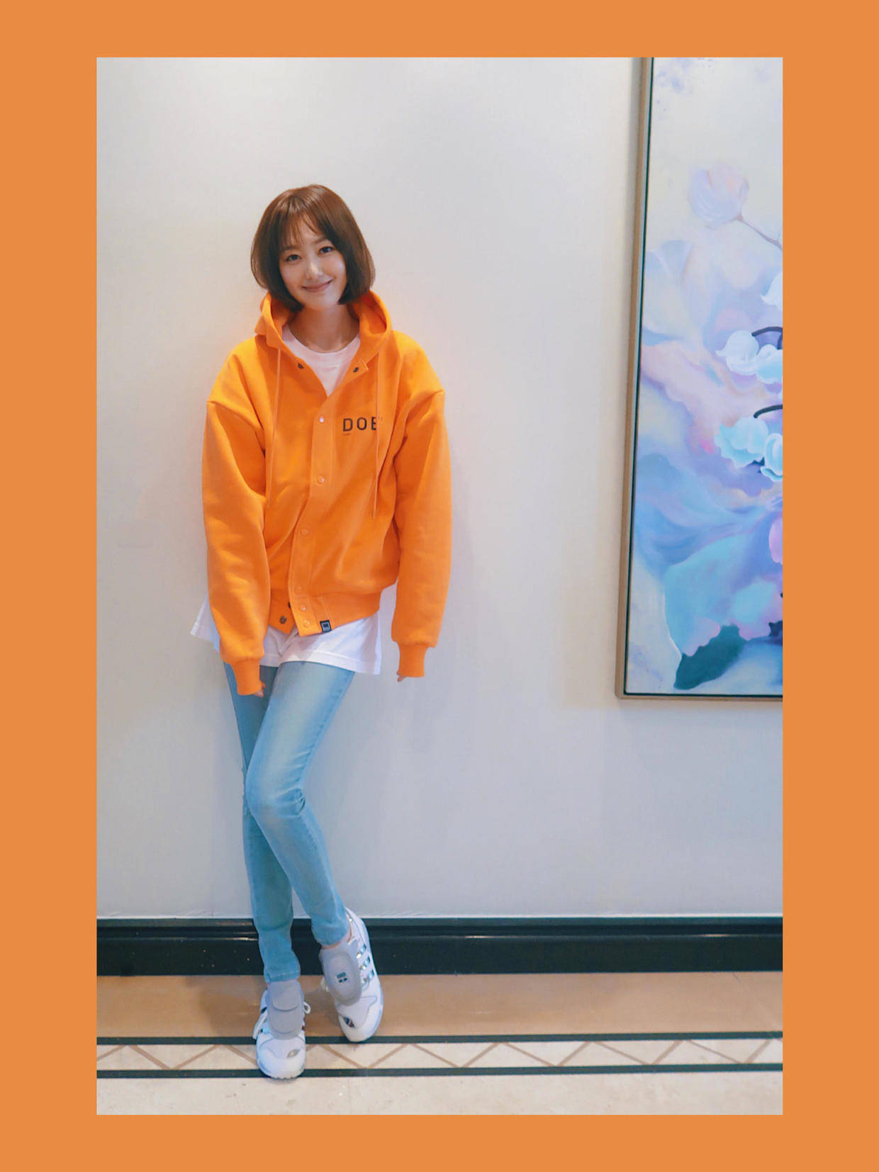 橙色卫衣的颜色就是一大吸睛点,秋日穿搭常穿卫衣,各位女神需要选好