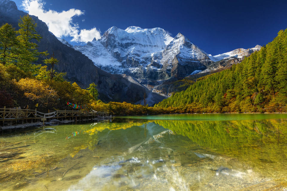 洛绒牛场背靠三圣山,是观看雪山的优选地点. 1.