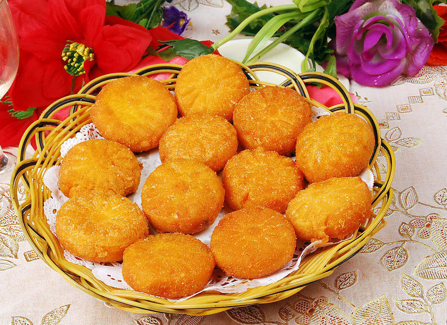 如果不喜欢把南瓜炒着吃,那也可以把南瓜做成比较好吃的南瓜饼,也一样