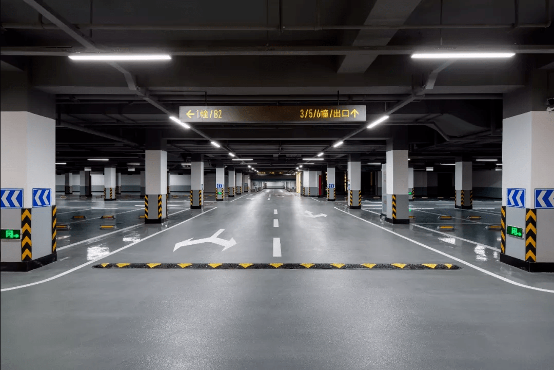 优质豪宅的地下车库,出彩的空间设计和科学的泊车动线缺一不可,如绿城