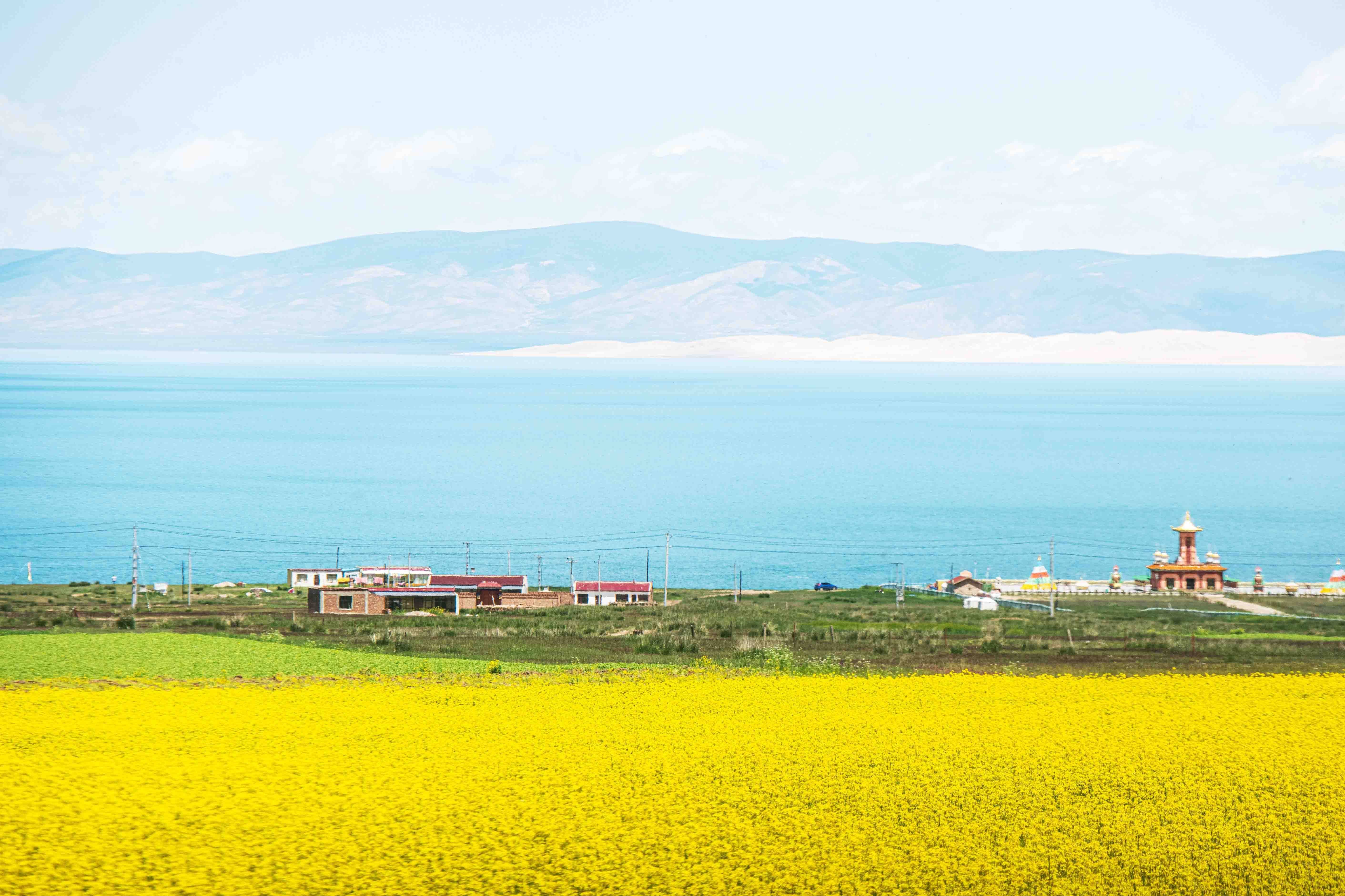 青海湖位于青海省青藏高原的东北部,它是一个三面环山的高原湖泊.