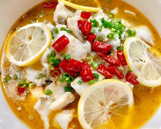 【柠檬酸菜鱼】名门泽佳315网:酸酸辣辣,又滑又嫩连汤也下饭_鱼片