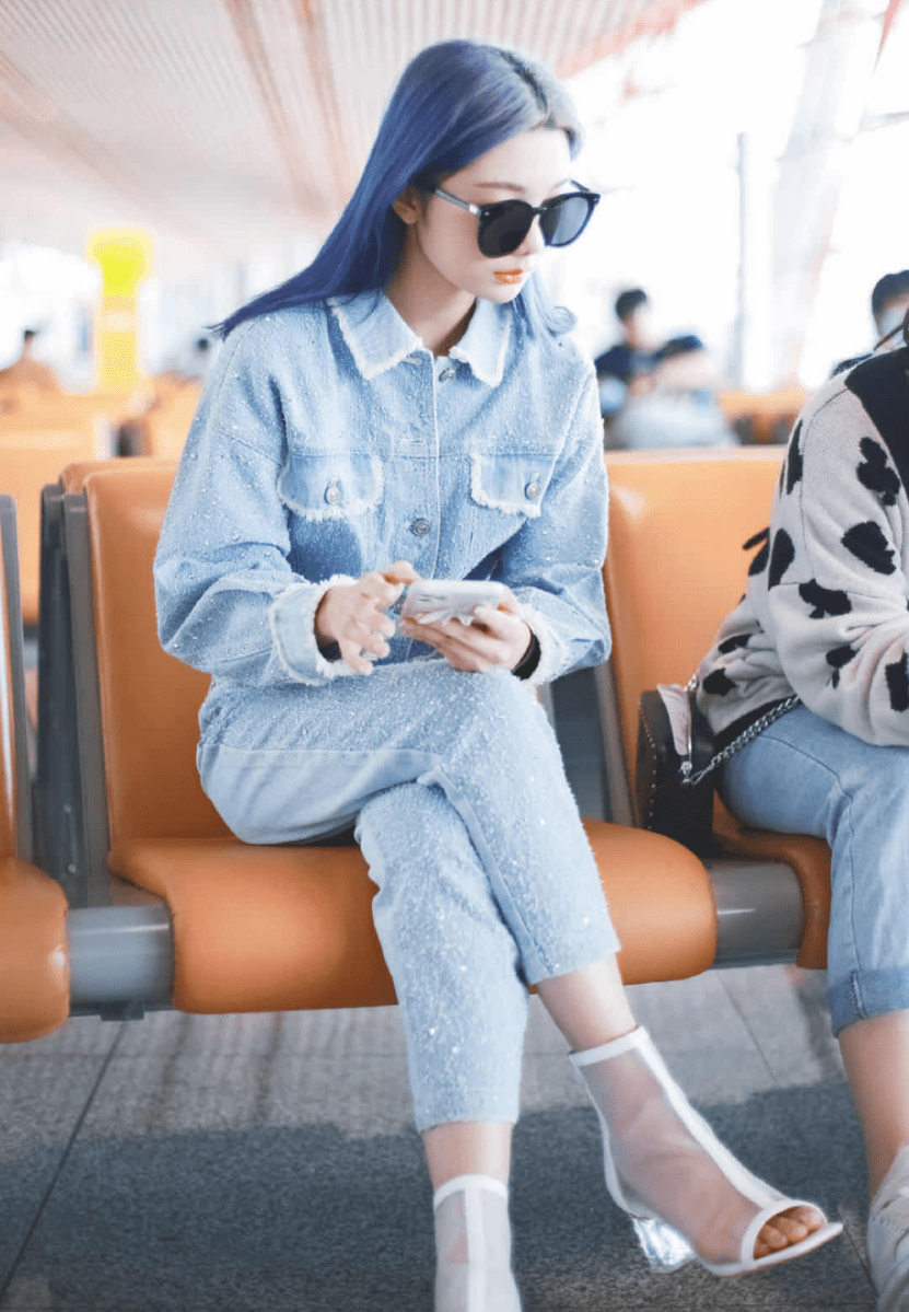 原创李紫婷换梦幻紫发色绝了穿白色卫衣套装青春可爱皮肤白得发光