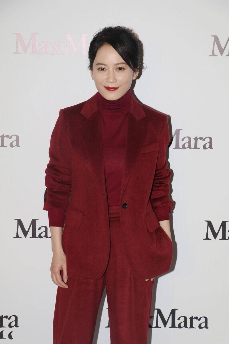 俞飞鸿自带"高级光环",里外上下都穿酒红色,一出手就赢太多