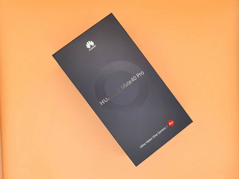 拿到华为mate40 pro,引入眼帘的是与此前旗舰机类似的传统黑色包装盒.