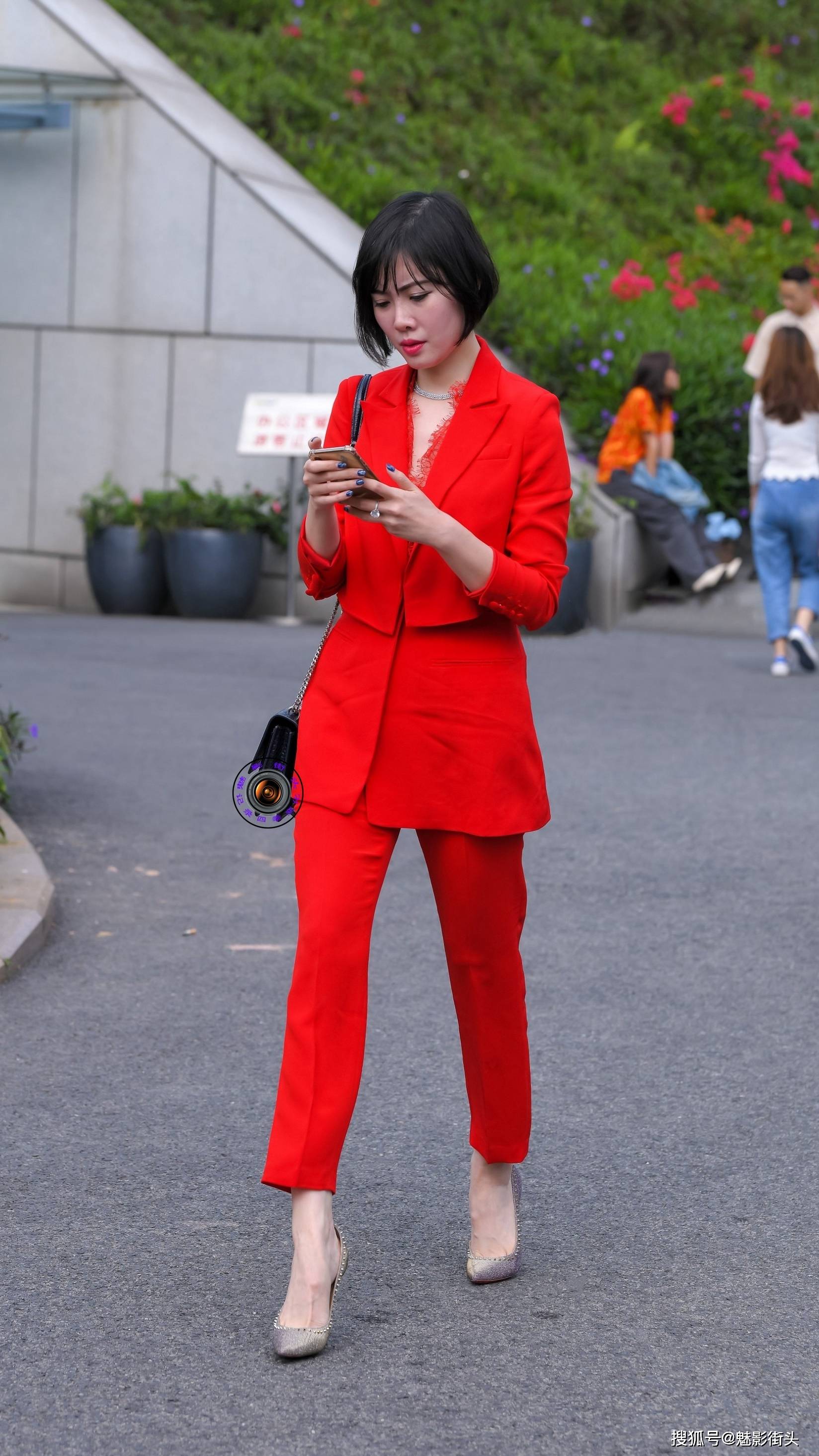 精致的短发美女红色西服套装搭配紫色尖头细跟鞋展现高贵气质