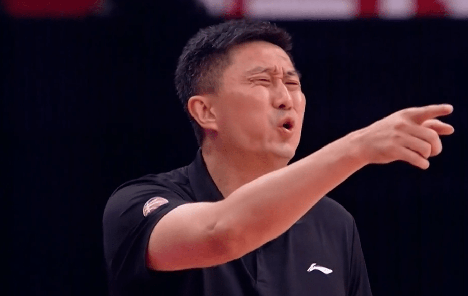 老大哥2 1!广东男篮替补席起立鼓掌欢呼,解说员:像过节一样