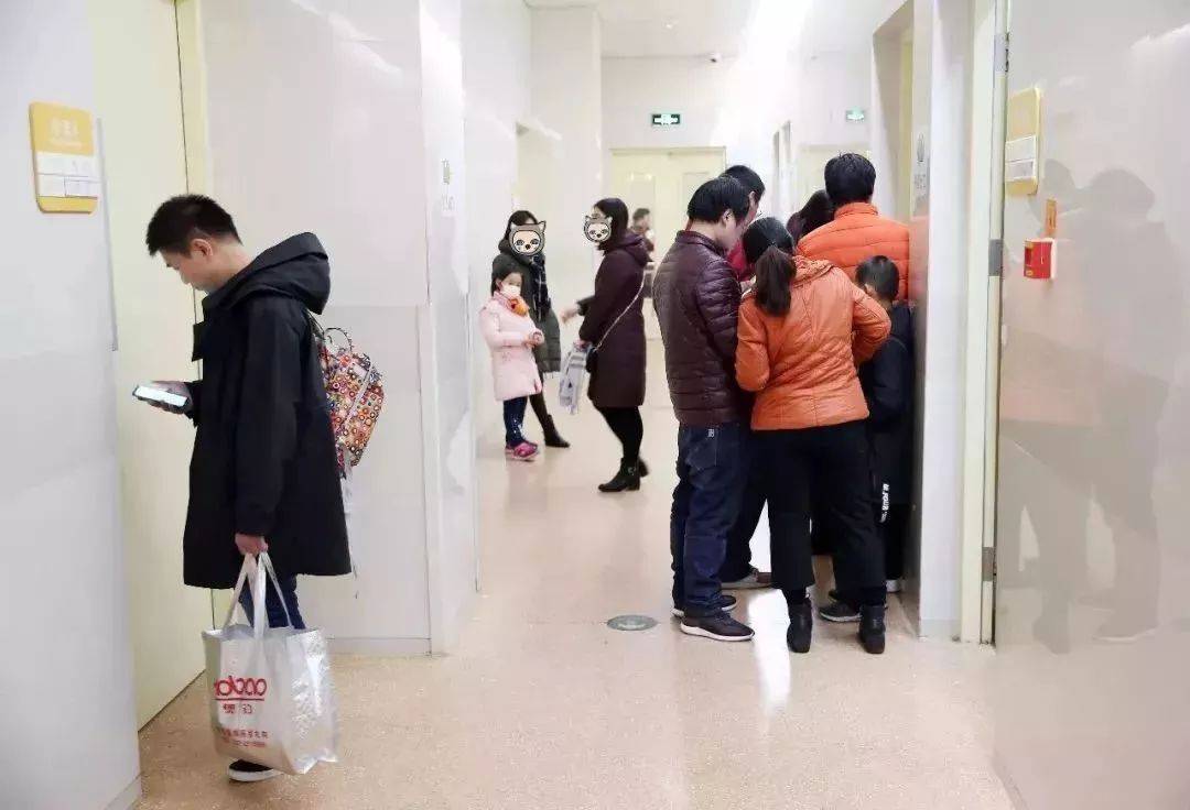 所有妈妈的罗曼蒂克,都留在了半夜儿科医院的走廊