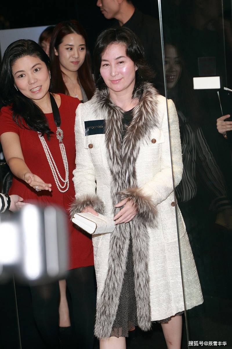 何超琼贵妇气质真自然,素颜穿香风呢大衣皮草镶边,高跟鞋好少女