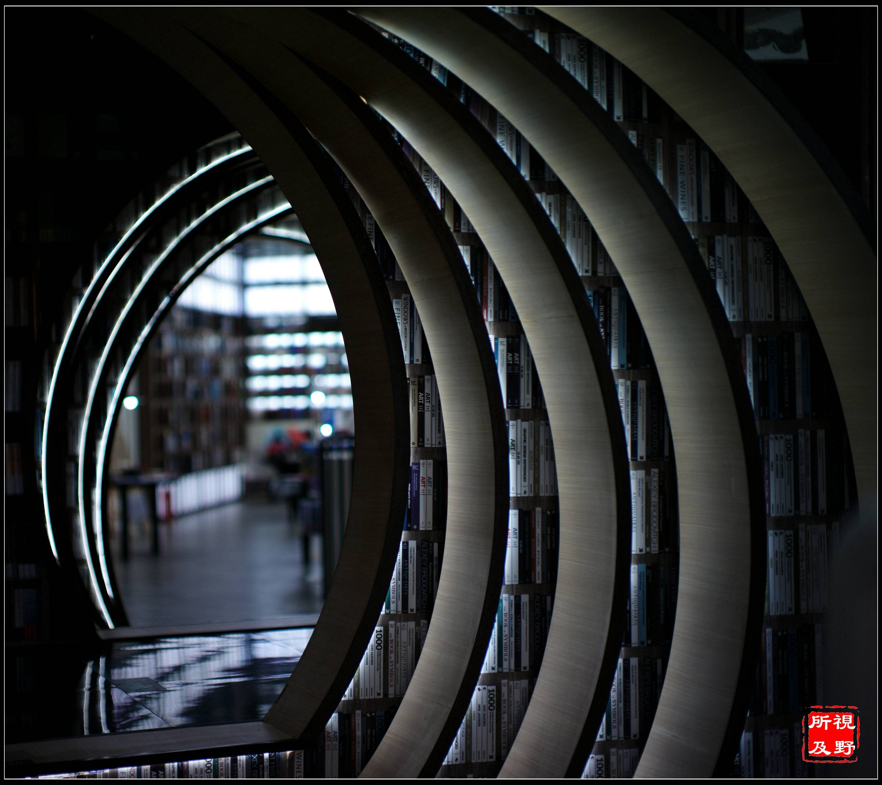 锺书阁书店光影 有些恍惚 有些沉思