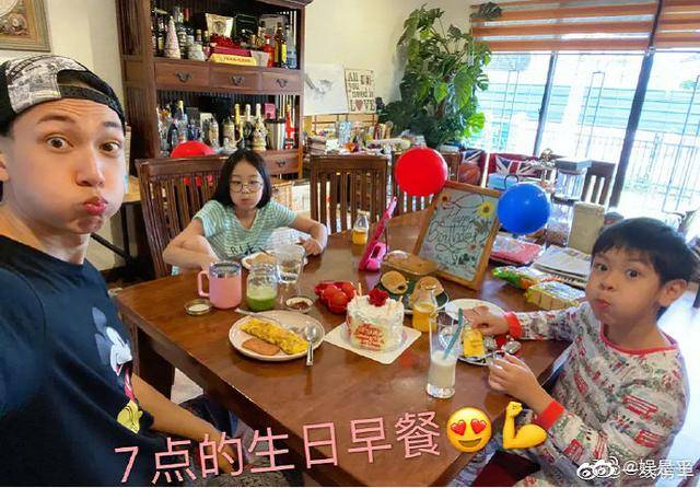 吴尊全家聚餐意外露富,豪宅超大带花园泳池,女儿颜值赶超妈妈_林丽莹