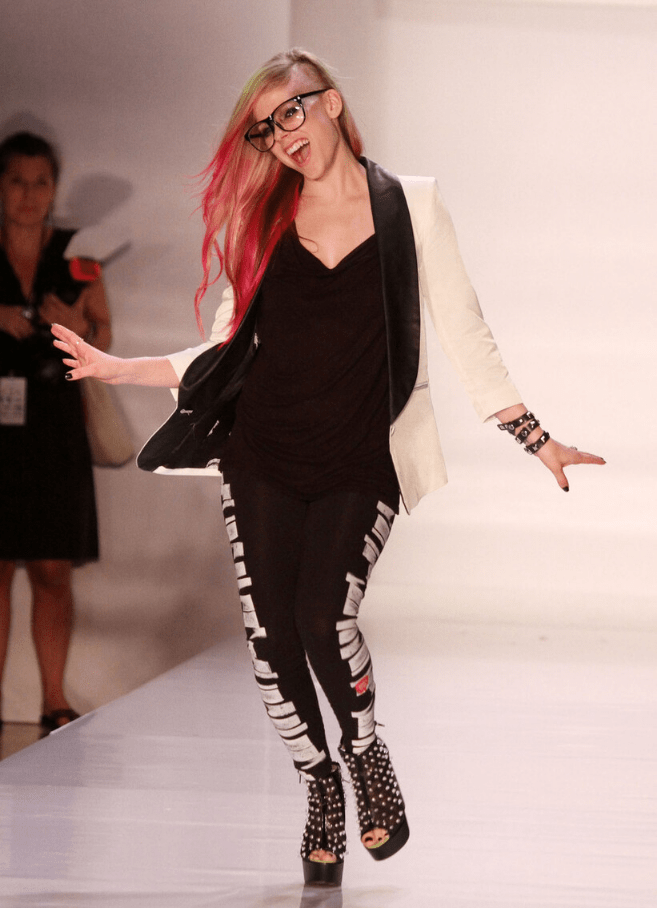 艾薇儿个头不高气场强穿酷炫黑白裙配蕾丝酷气之中带点女人味