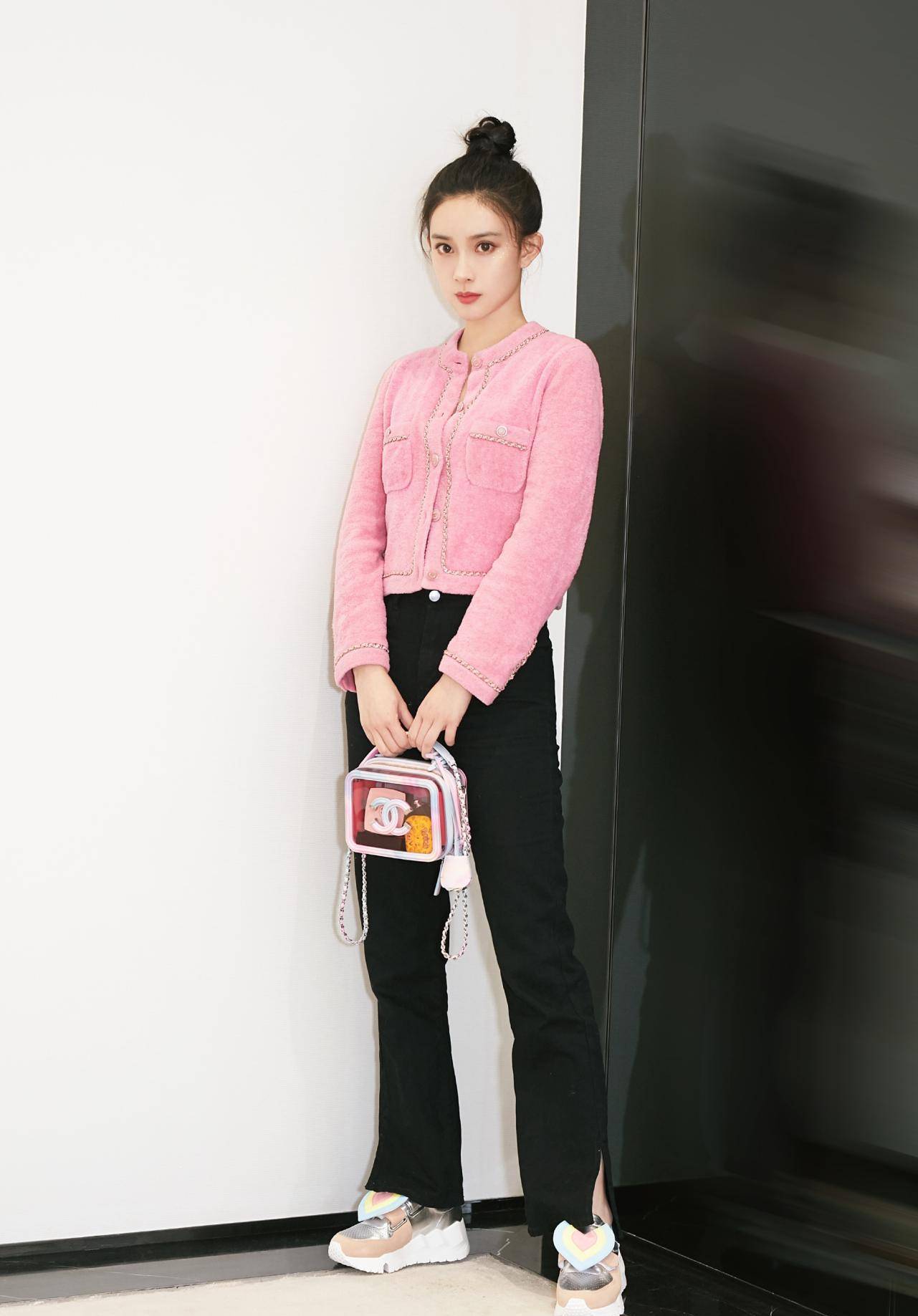 原创孟子义曝光绝美秋日大片蕾丝心型衬衫搭星星裤丸子头减龄干练