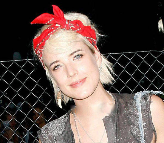 唐嫣用头巾拍大片,欧阳娜娜用lv头巾扎马尾,迪丽热巴更加时尚!