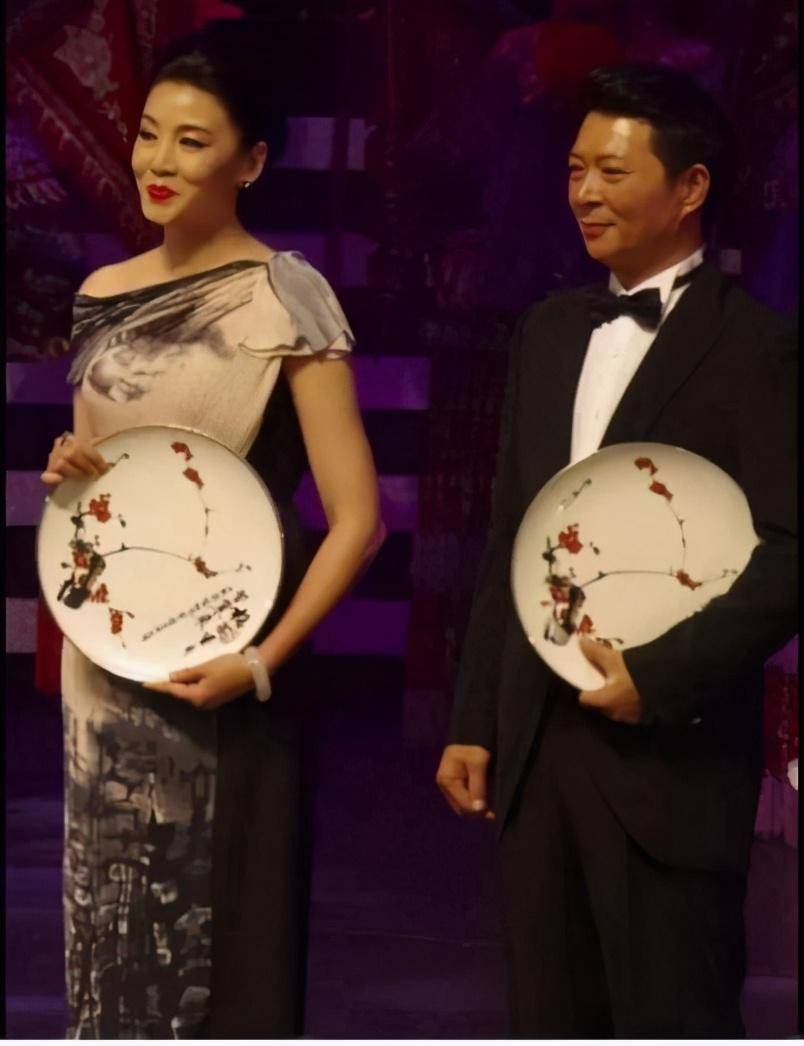 52岁韩再芬老了也好俏丽连衣裙搭围巾温婉清丽太适合妈妈们