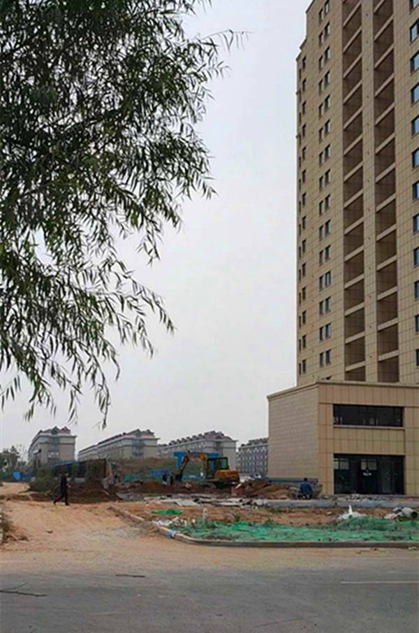 山东安丘兴安街道书香宜居小区有人顶风而上大搞违章建设_手机搜狐网