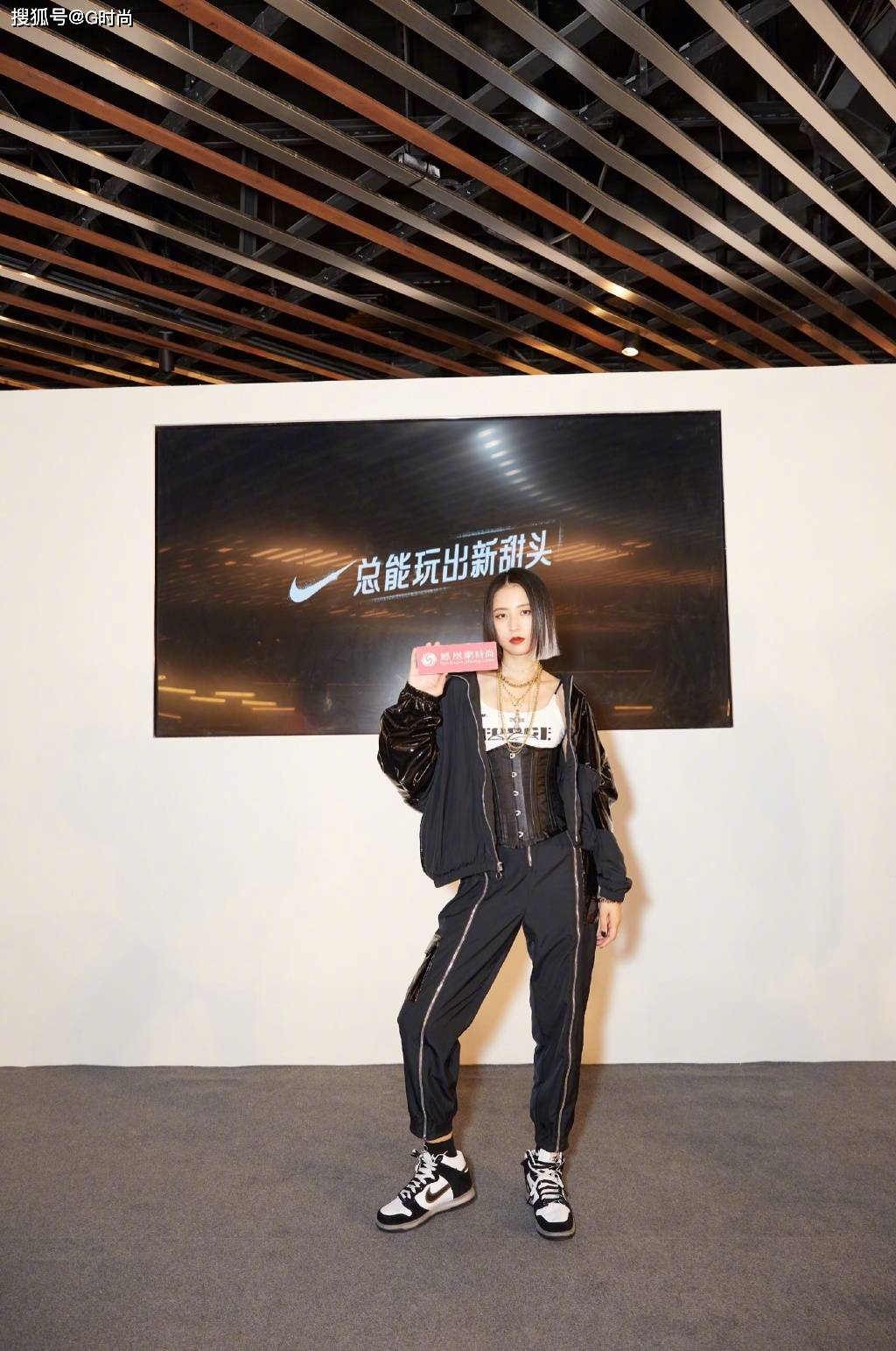 周雨彤nike时尚造型身穿黑色酷装配以赤红唇妆