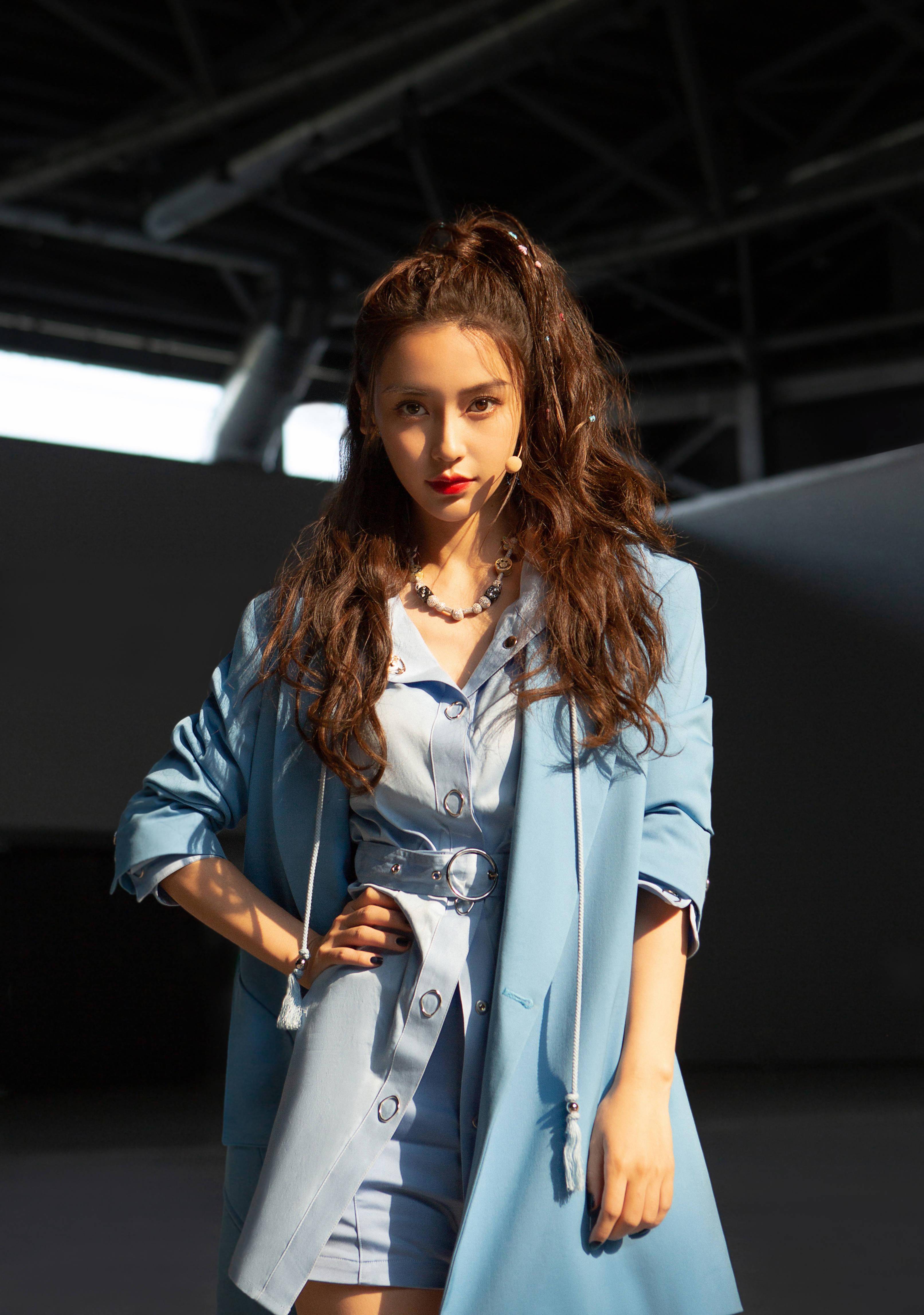 angelababy的摩登时尚大片,黑背心配皮裤,性感又高雅