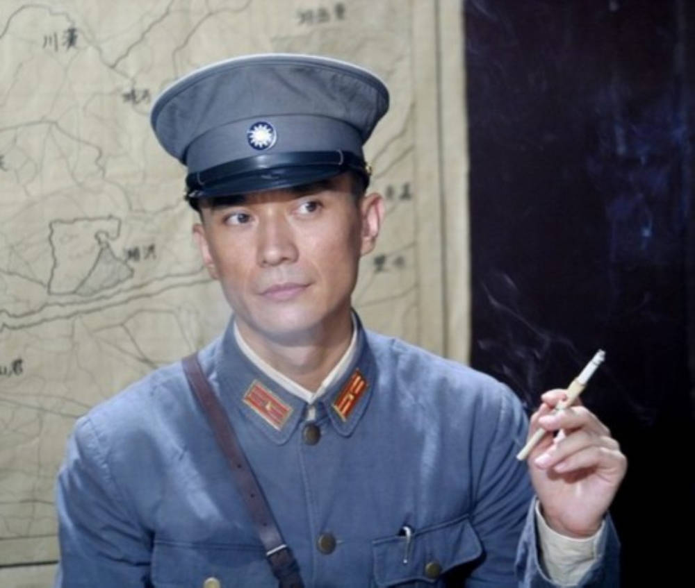 为演戏甘当6年文艺兵终因反派角色一炮而红大器晚成