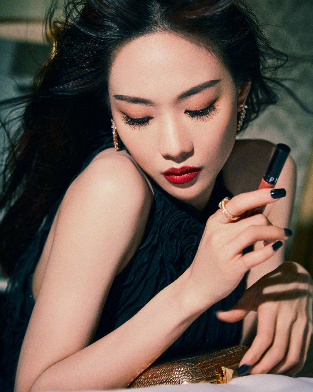 王霏霏黑裙红唇高贵优雅 与乔欣合照被赞表现力强