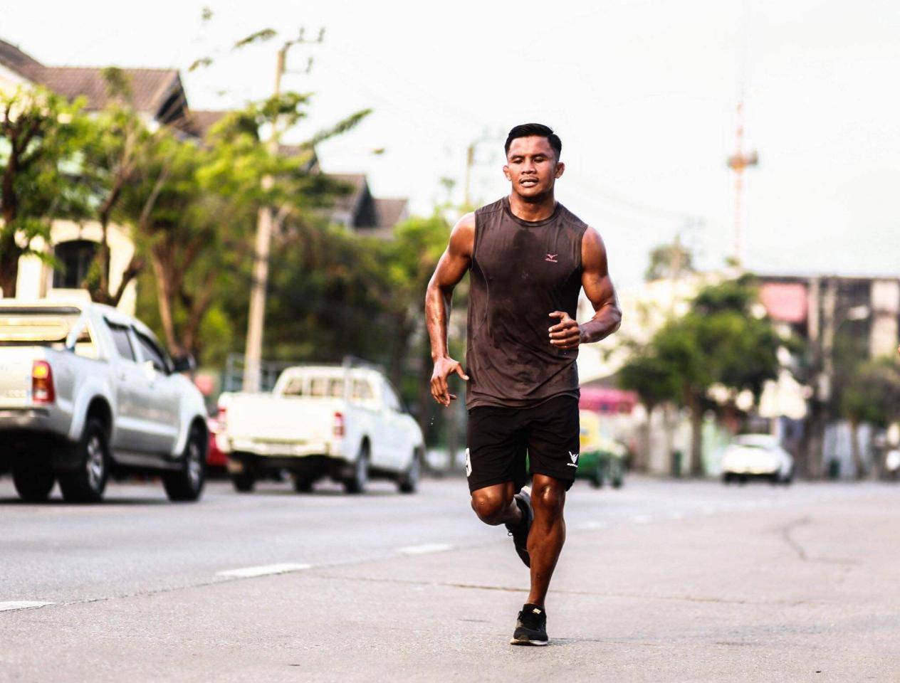 原创播求遭日本拳手恶意犯规彻底怒了疯狂扫踢将对手打崩溃