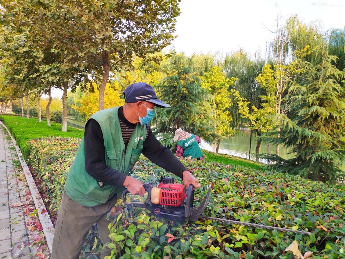 園林工人在湯河公園修建綠化帶