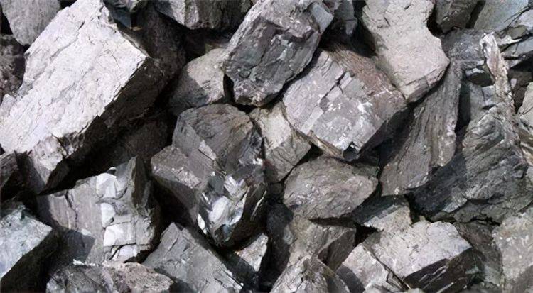 捡起来一看,这"煤石"表面光滑无比,相较于同等大小的煤石,它却格外得