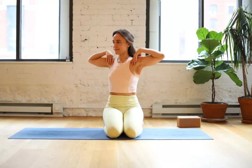 换另一侧2,蹲坐式站立,双脚打开略大与髋部屈双膝向下蹲,臀部向下找