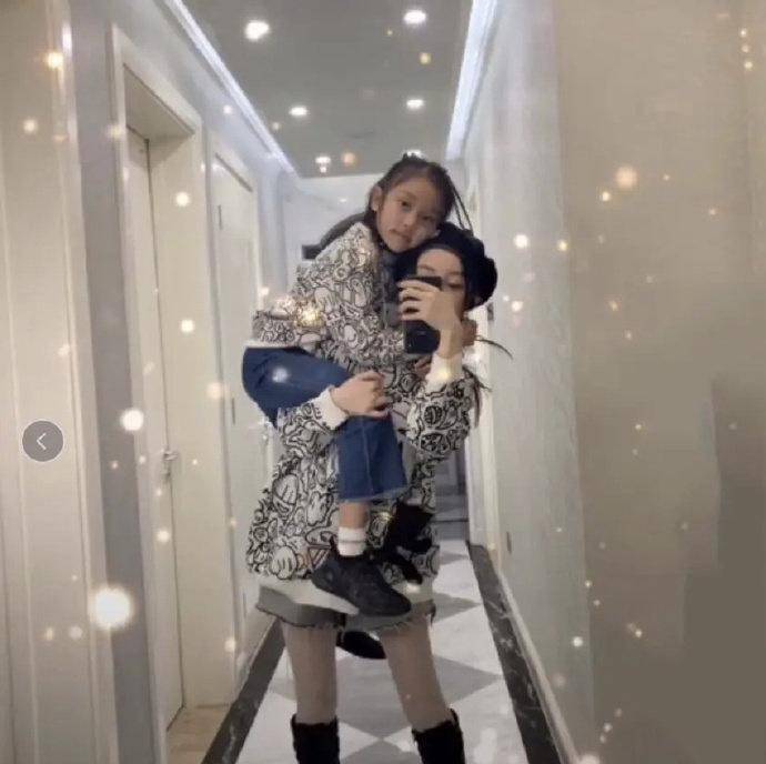 李小璐单臂抱娃挑战妈妈力,图案卫衣配短裤,竹竿腿依旧苗条