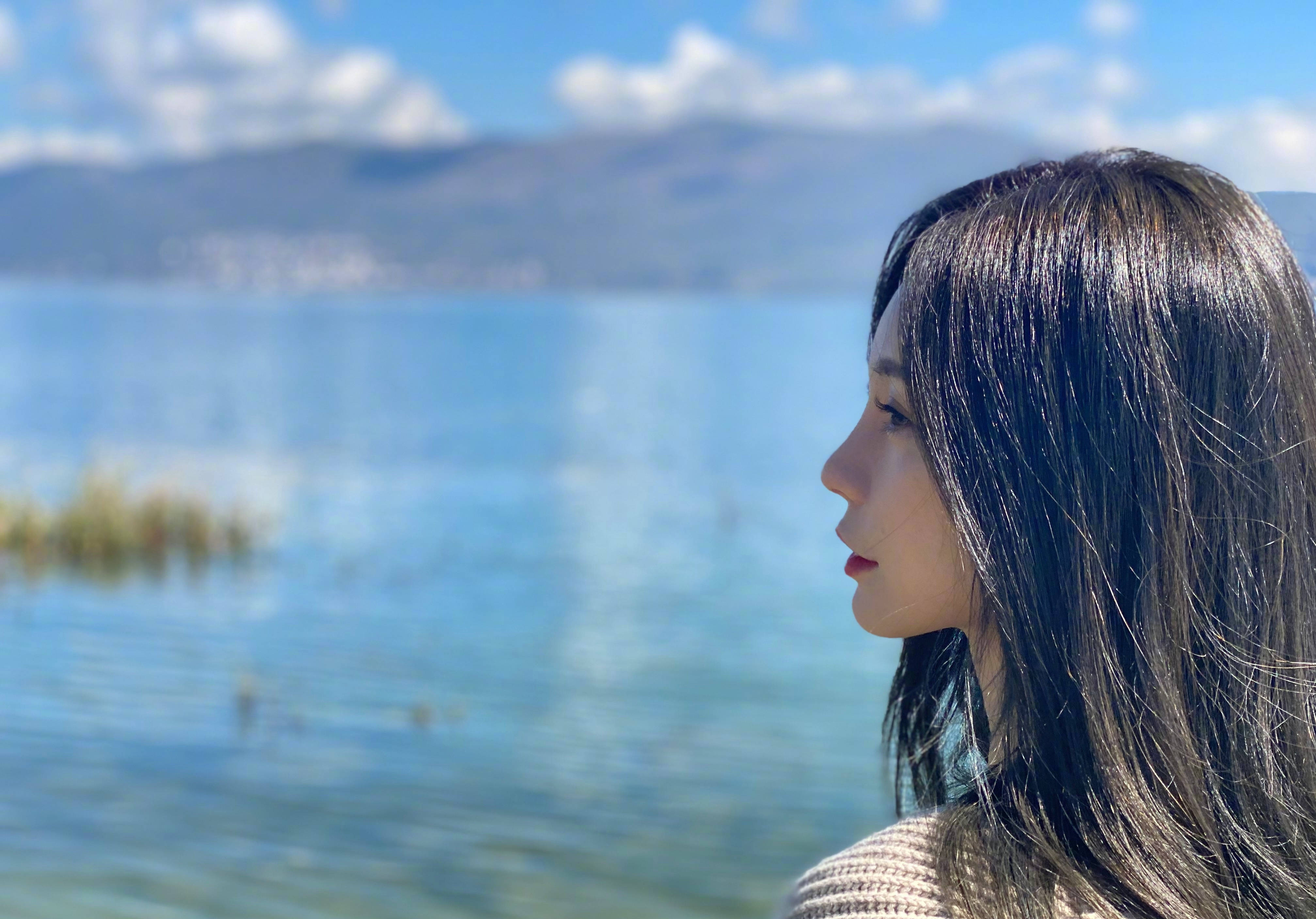 沈梦辰晒李斯丹妮镜头下的自己 头戴鲜花意境唯美