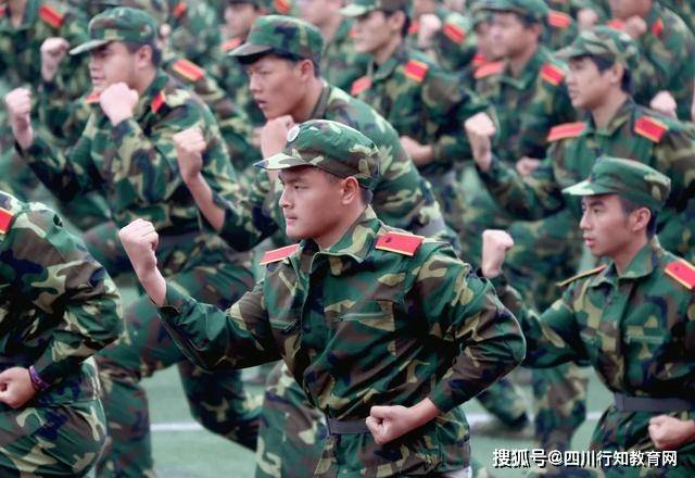 成都艺术职业大学隆重举行2020级新生开学典礼暨军训汇报会