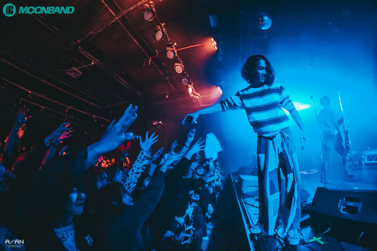 闷饼乐队男孩儿正茁壮麻乐音乐专访