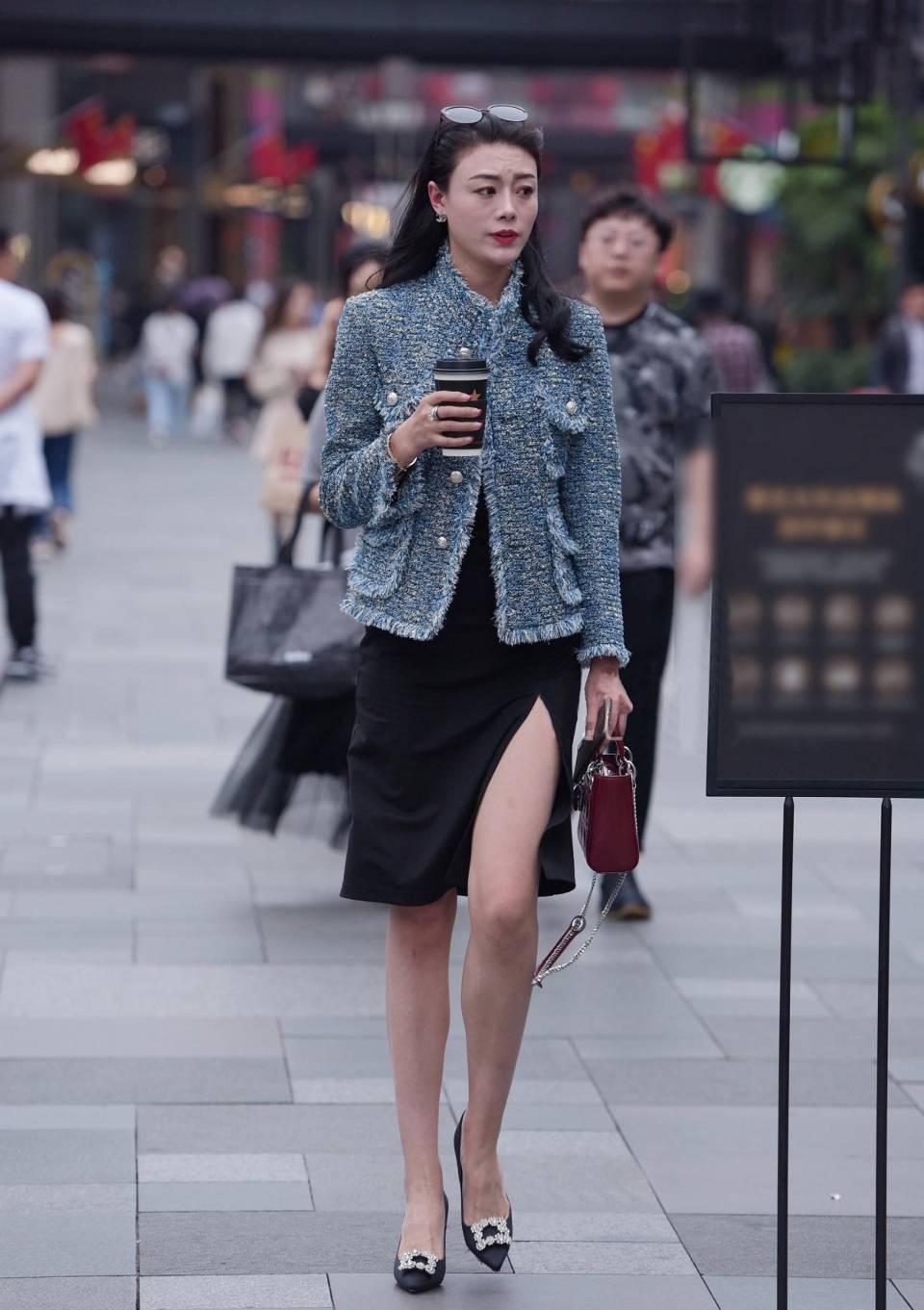 路人街拍,搭配靓丽的格子裙简洁唯美,很显年轻