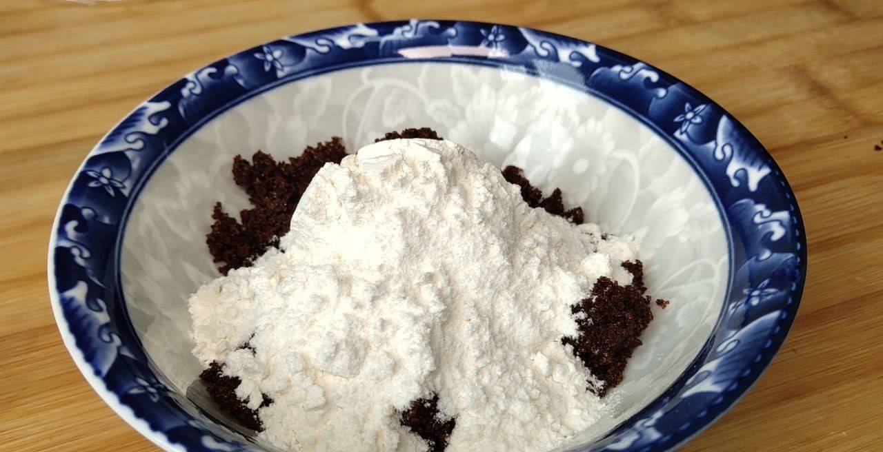 5,准备一个大碗在里面加入两勺红糖,一勺面粉,搅拌均匀,糖馅就调好啦.