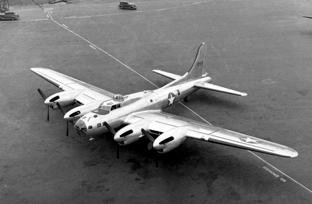 历史上最"抗揍"的轰炸机,机身被腰斩还能飞行上千公里