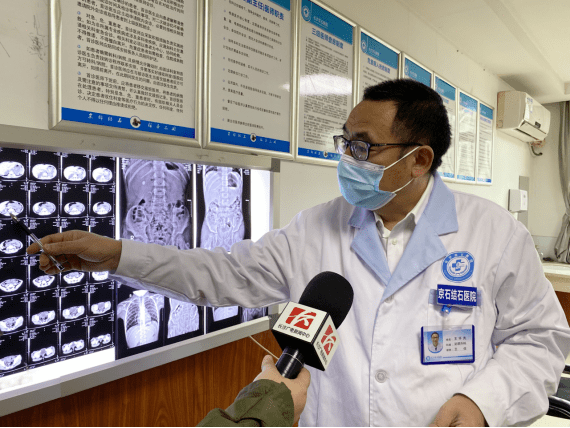 王怀亮在采访中科普儿童肾结石知识