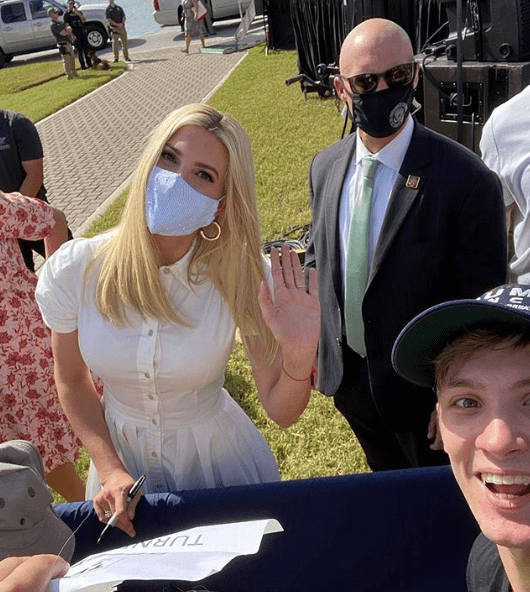 原创38岁伊万卡真的胖太多紧身裙勒出腰间赘肉涂绛紫色口红啥审美