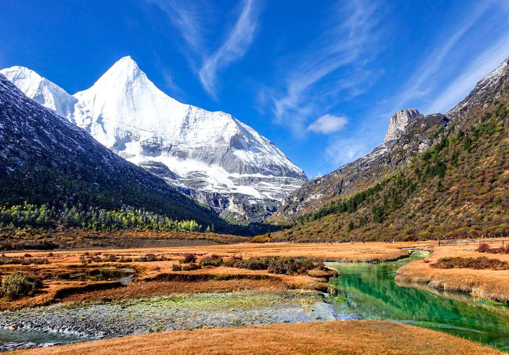 走进雄奇绣美的稻城亚丁风景区