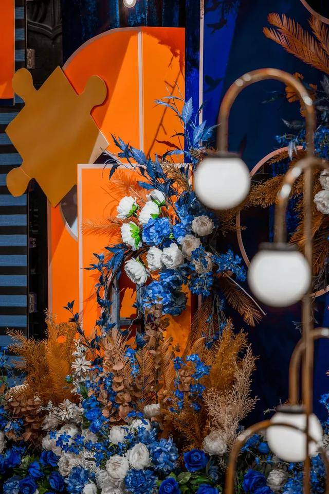 蓝橙色的撞色搭配,一场以拼图为主题的婚礼_蓝色