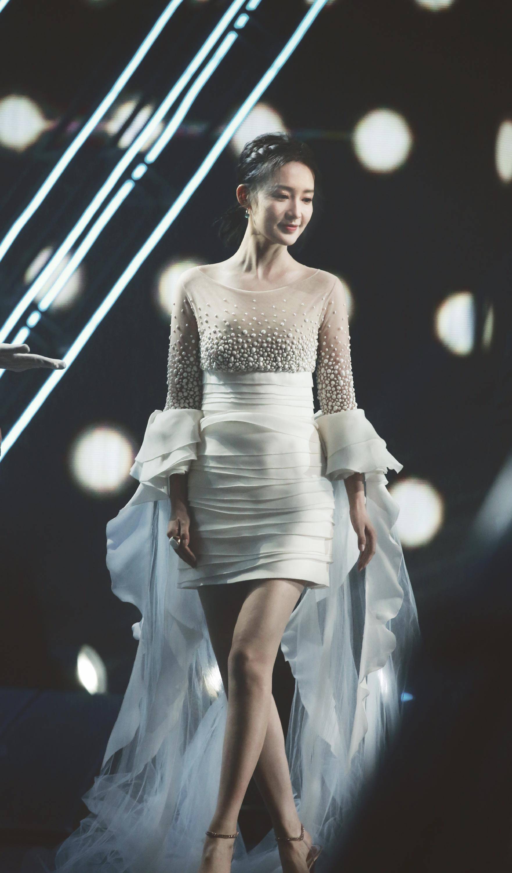 肩膀飘带设计感十足,李沁国庆晚会造型明艳飘逸,仍是仙女风