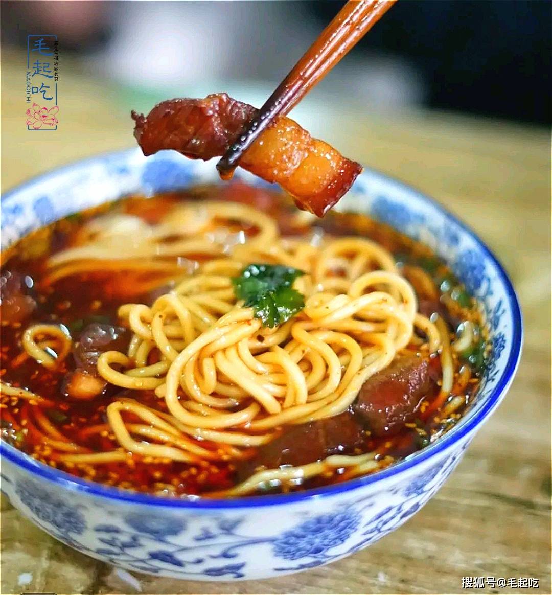 细嫩爽滑的鸡蛋羹,酱香浓郁的肉臊,随便一勺都是香喷喷的滋味,值得