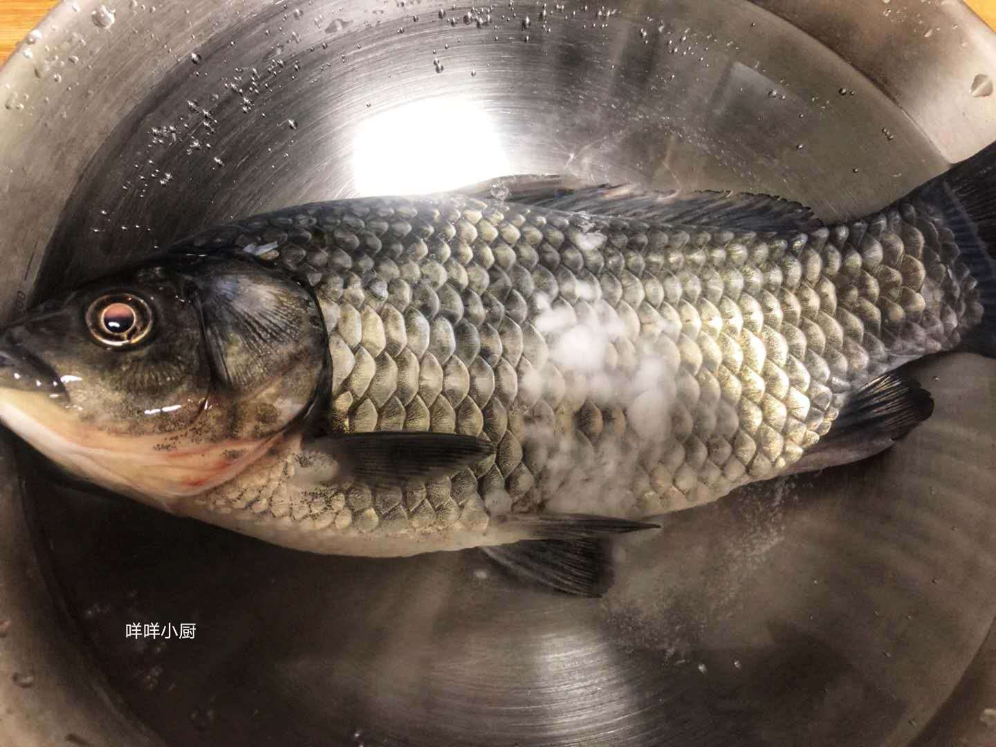 从小吃到大的鲫鱼汤今天头一次见到不去鱼鳞的做法真心简单