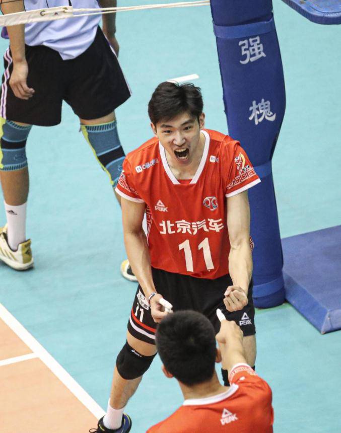 主攻位置由刘力宾搭档张秉龙,副攻则是谷佳丰和王东宸的组合,队长江川