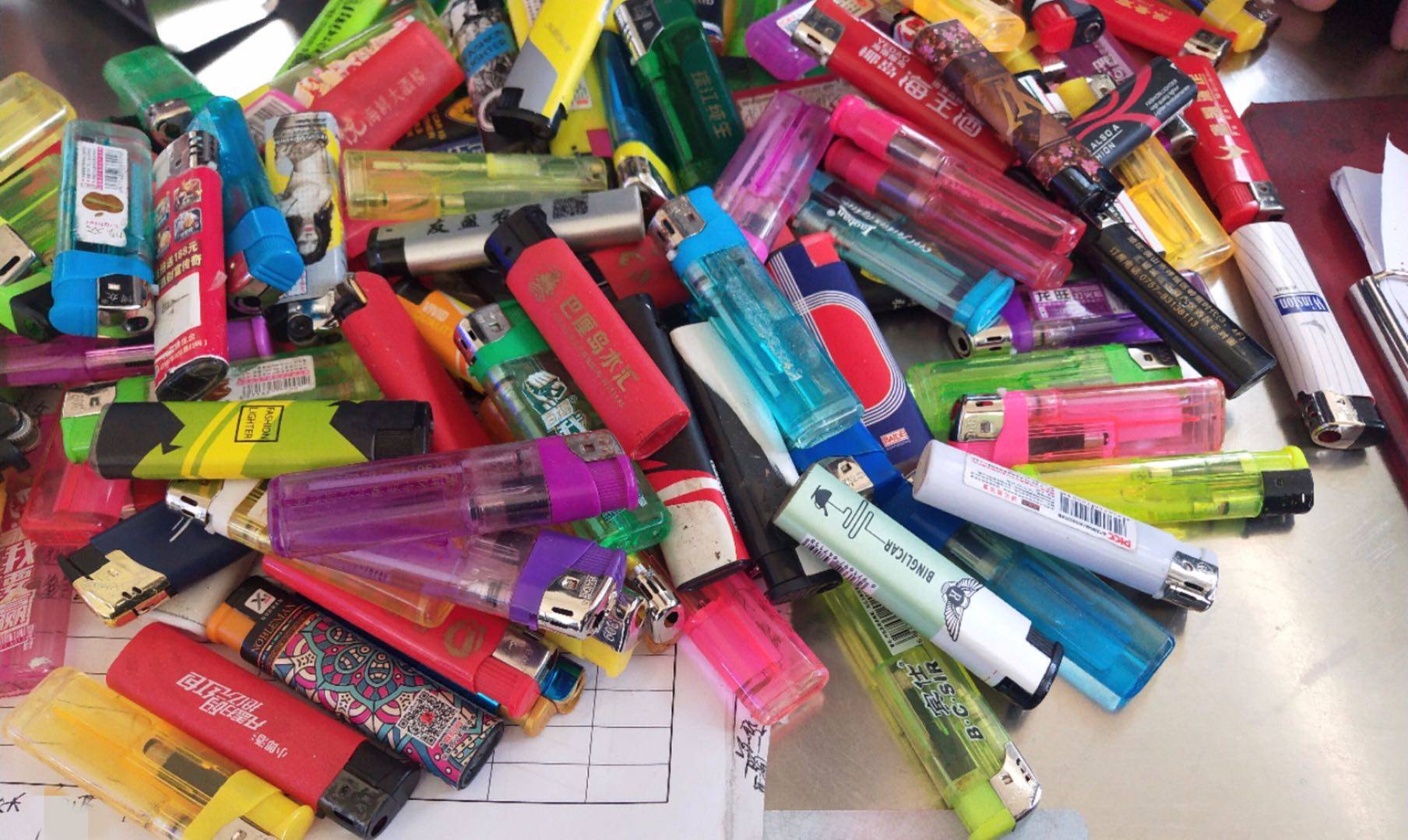 90后小伙携带125个打火机乘车被拦