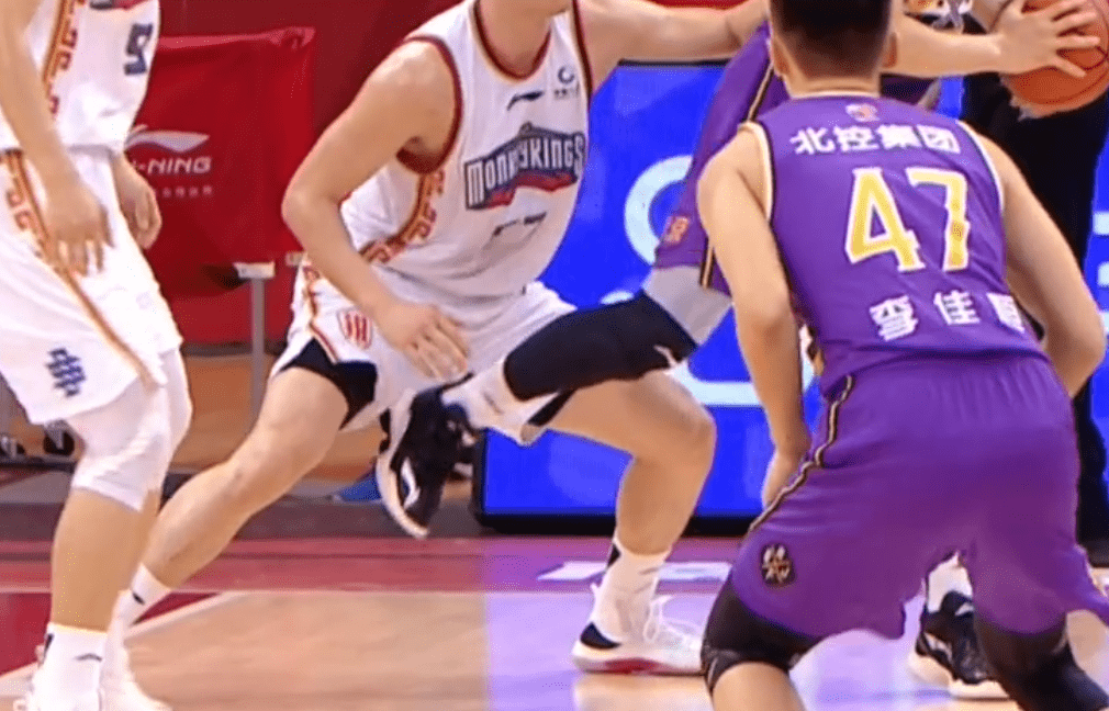 当时,王子瑞在一次防守回合里面被吹罚了假摔,北控队也是第一时间做出