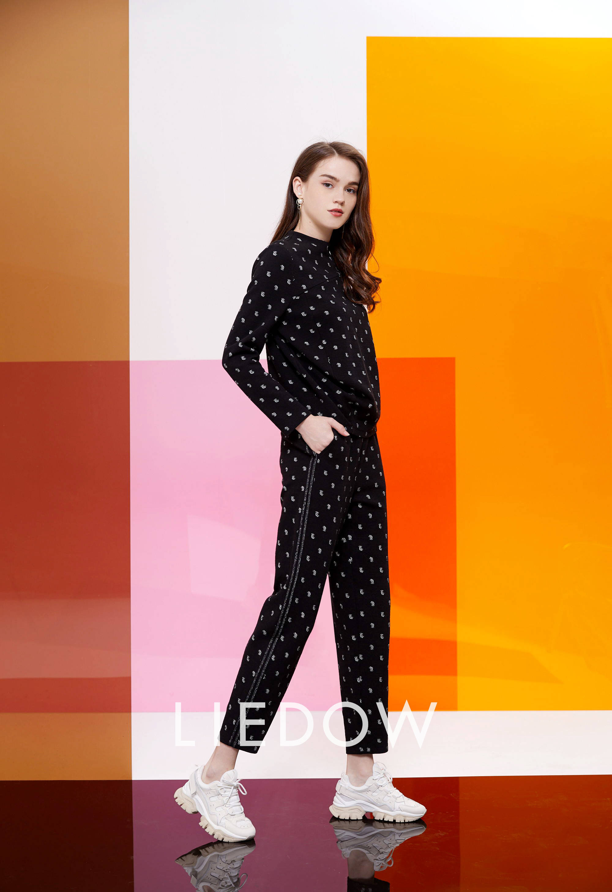 蕾朵丨抽象化品牌字母色织